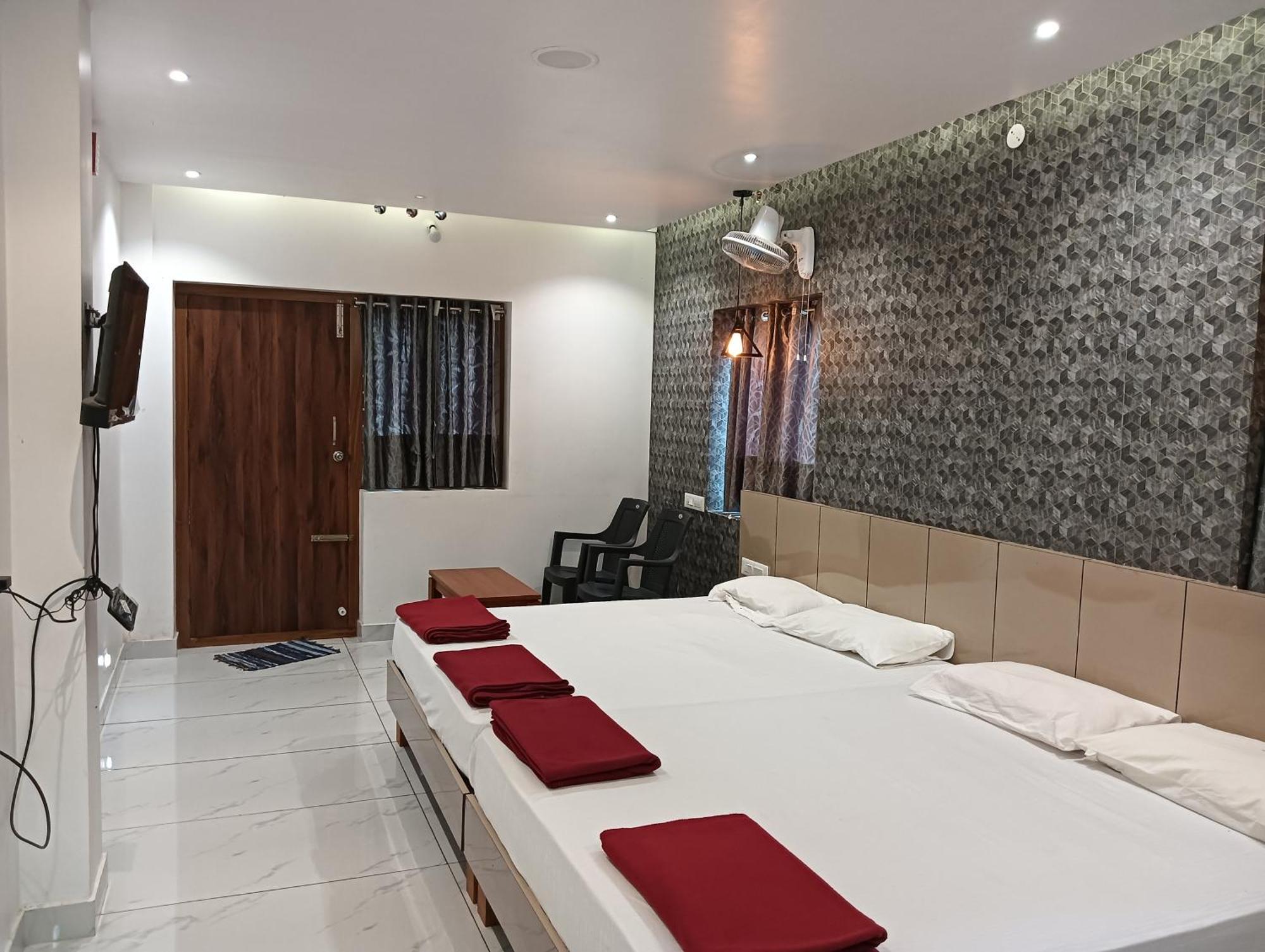 Hilltop Hotel Valparai Exterior photo